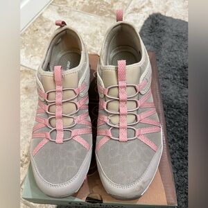 Sketchers hiking shoe - size 9